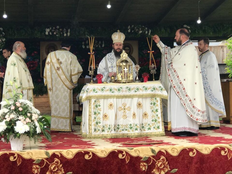 Preasfințitul Damaschin Dorneanul a sfințit duminică, împreună cu un sobor de preoți, Biserica Mănăstirii Humor