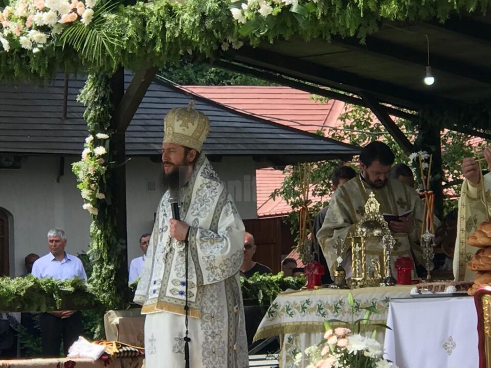 Preasfințitul Damaschin Dorneanul a sfințit duminică, împreună cu un sobor de preoți, Biserica Mănăstirii Humor
