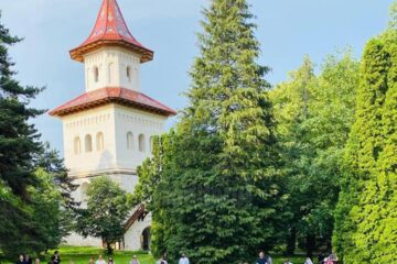 Slujbă de tedeum pentru seminariștii absolvenți ai clasei a XII-a, în curtea Mănăstirii „Sf. Ioan cel Nou” Suceava