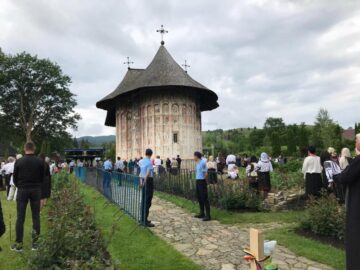 Preasfințitul Damaschin Dorneanul a sfințit duminică, împreună cu un sobor de preoți, Biserica Mănăstirii Humor