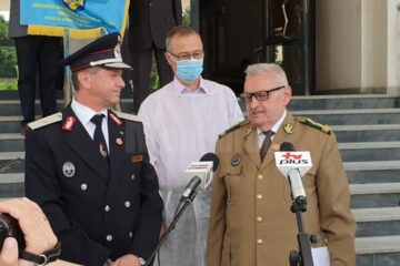 Reprezentanții Asociației Cultul Eroilor ”Regina Maria” și directorul spitalului, medic Anatolii Buzdugan