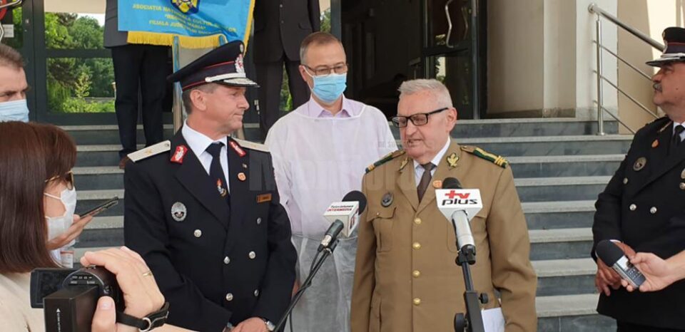 Reprezentanții Asociației Cultul Eroilor ”Regina Maria” și directorul spitalului, medic Anatolii Buzdugan