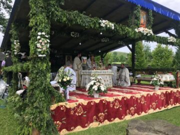 Preasfințitul Damaschin Dorneanul a sfințit duminică, împreună cu un sobor de preoți, Biserica Mănăstirii Humor
