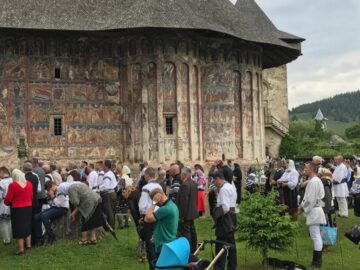 Preasfințitul Damaschin Dorneanul a sfințit duminică, împreună cu un sobor de preoți, Biserica Mănăstirii Humor