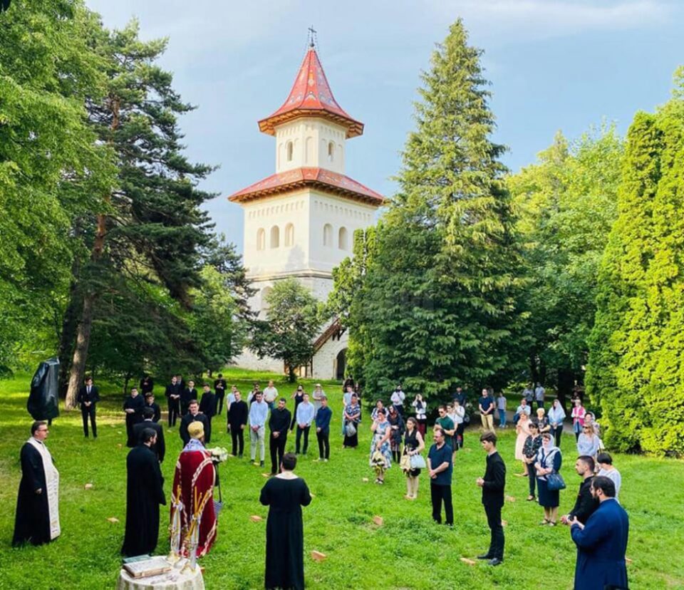 Slujbă de tedeum pentru seminariștii absolvenți ai clasei a XII-a, în curtea Mănăstirii „Sf. Ioan cel Nou” Suceava