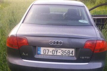 Mașina fugarului s-a împotmolit în lanul de grâu