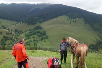 Salvamontiștii au coborât de pe munte o fetiță lovită de un cal