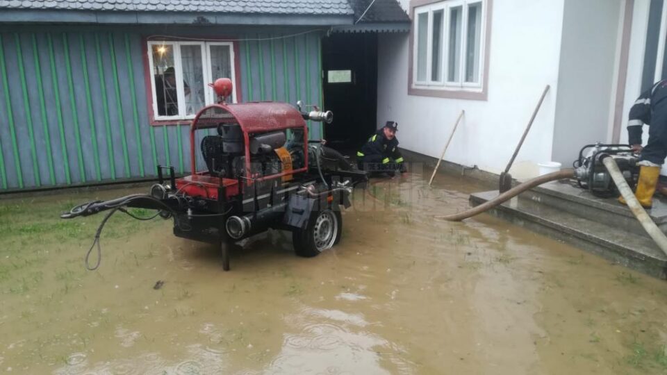 Pompierii au intervenit pentru scoaterea apei dintr-o curte din satul Mironu