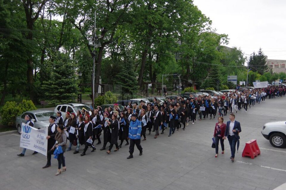 Marșul absolvenților, un eveniment devenit tradiție, care nu are loc în 2020 din cauza pandemiei de coronavirus