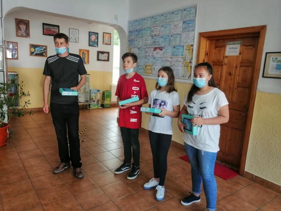 Cadouri pentru elevii fălticeneni din partea Clubului Rotary