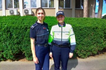 Polițistele care l-au imobilizat pe agresor au fost felicitate de conducerea Poliției Române