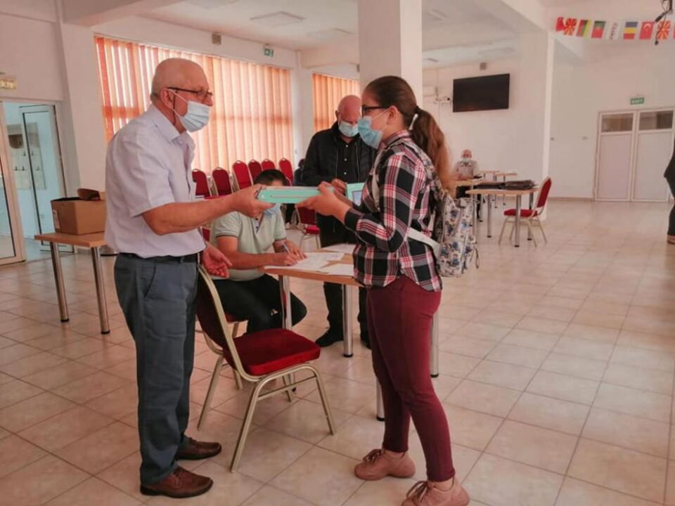 Cadouri pentru elevii fălticeneni din partea Clubului Rotary