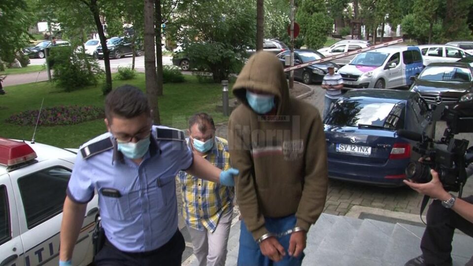 Unul dintre cei doi inculpați aduși pentru audieri la Parchetul de pe lângă