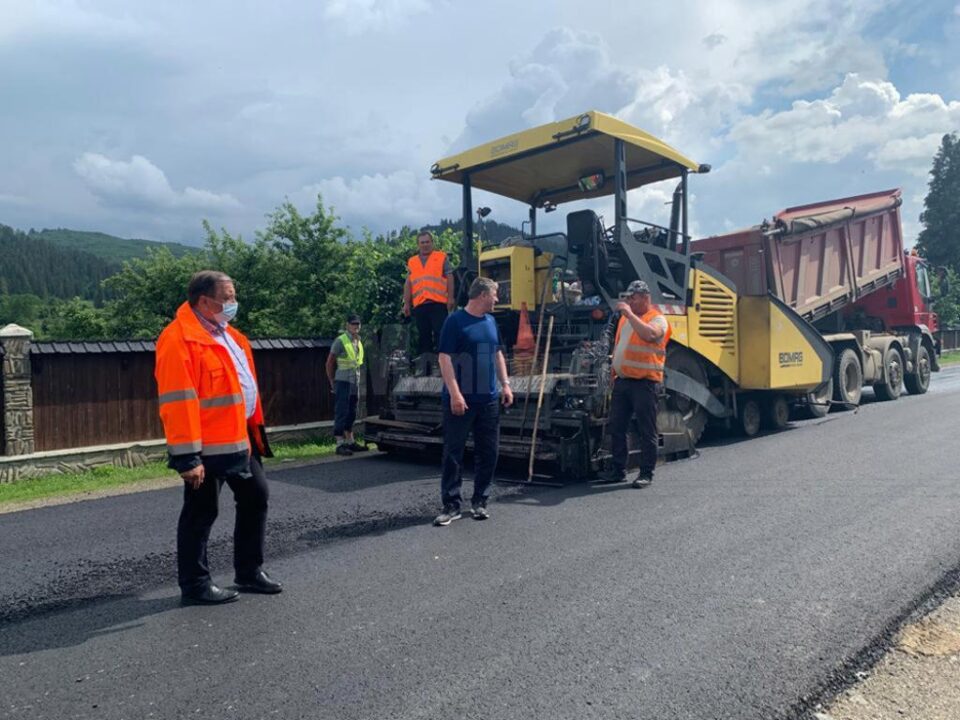 Lucrările de asfaltare a drumurilor județene, inspectate de Flutur