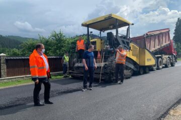 Lucrările de asfaltare a drumurilor județene, inspectate de Flutur