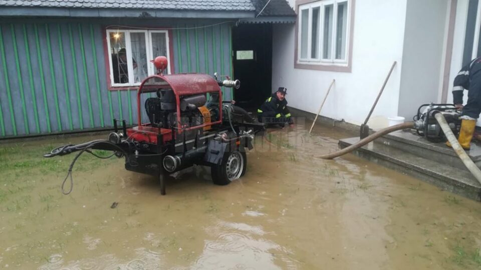 Pompierii au intervenit pentru scoaterea apei dintr-o curte din satul Mironu