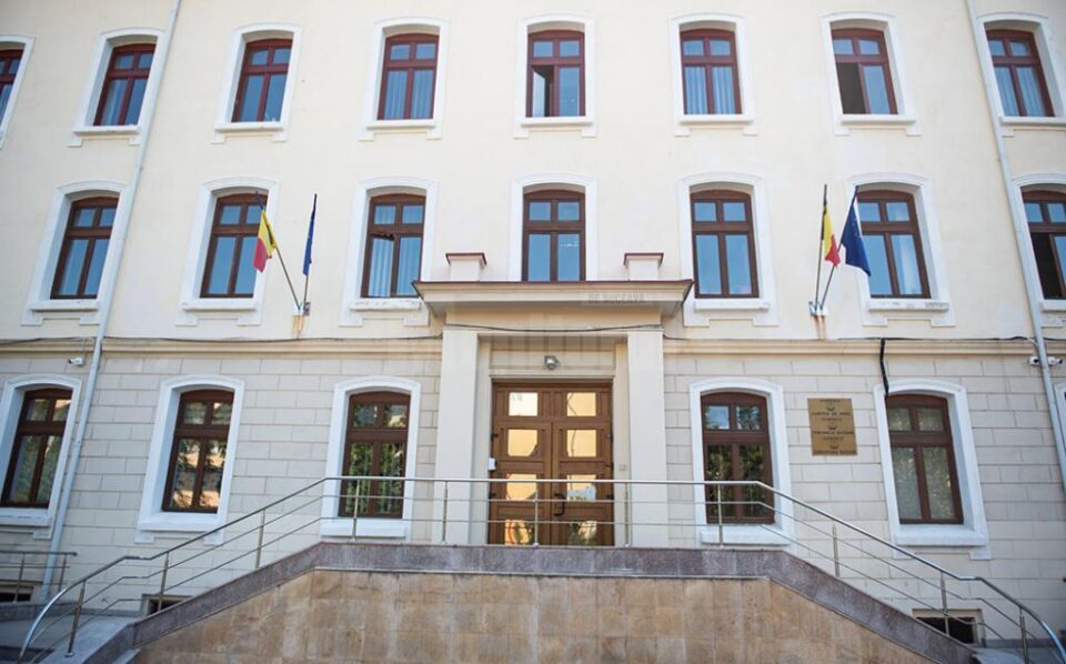 Judecătoria Suceava a admis propunerea Parchetului și a decis arestarea preventivă a celor doi pentru 30 de zile Judecătoria Suceava a admis propunerea Parchetului și a decis arestarea preventivă a celor doi pentru 30 de zile