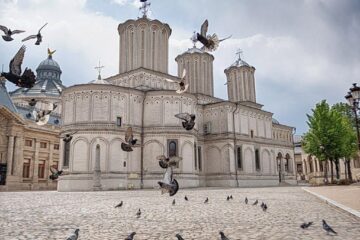 Se permite oficierea slujbelor religioase în interiorul bisericilor
