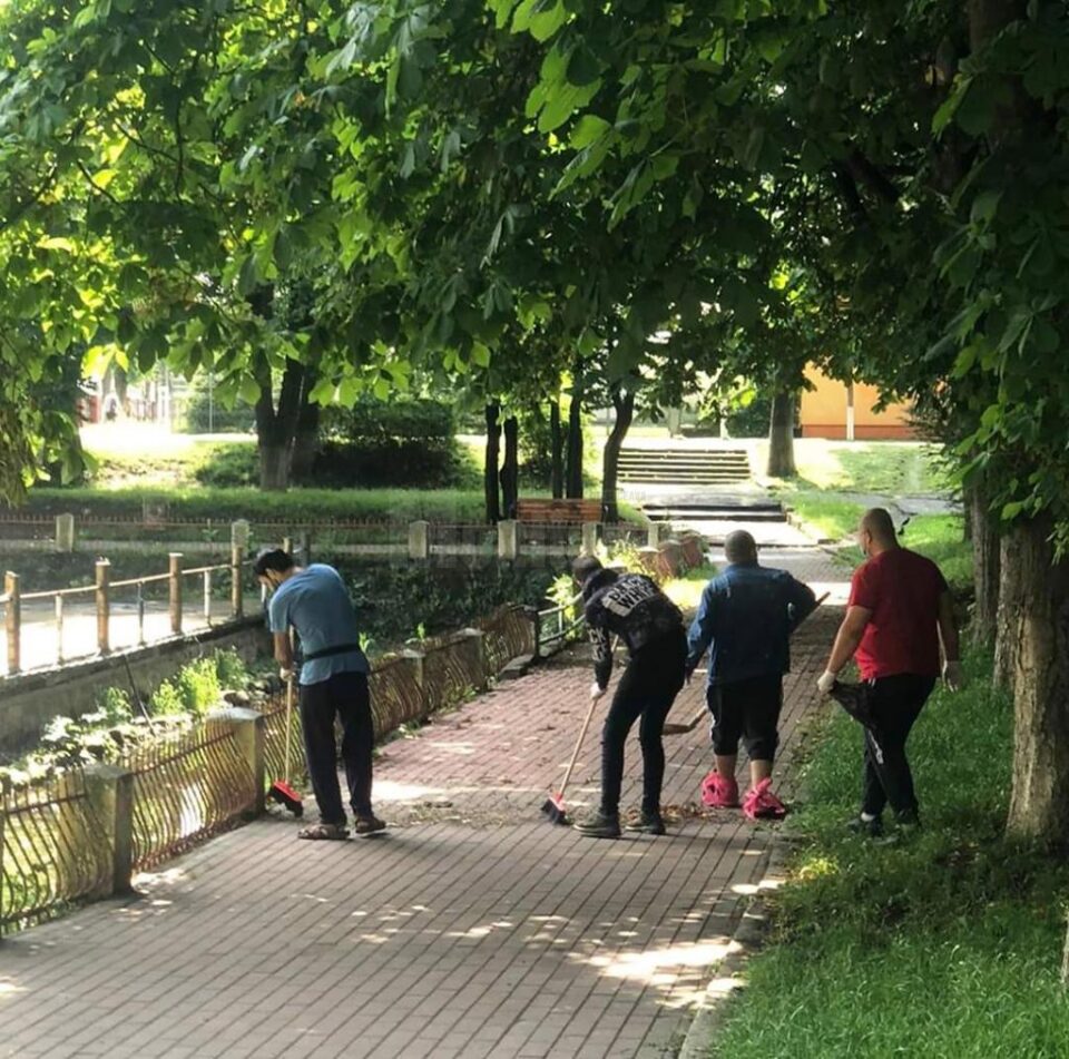 Polițiștii de imigrări și solicitanții de azil de la Rădăuți au igienizat un parc din municipiu Polițiștii de imigrări și solicitanții de azil de la Rădăuți au igienizat un parc din municipiu