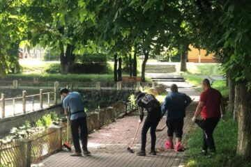 Polițiștii de imigrări și solicitanții de azil de la Rădăuți au igienizat un parc din municipiu