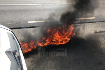 Proiectilul incendiar a lovit autospeciala, dupa care a cazut pe asfalt, unde a continuat să ardă