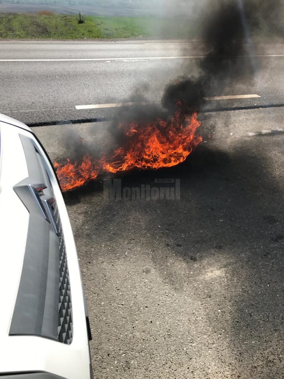 Proiectilul incendiar a lovit autospeciala, dupa care a cazut pe asfalt, unde a continuat să ardă