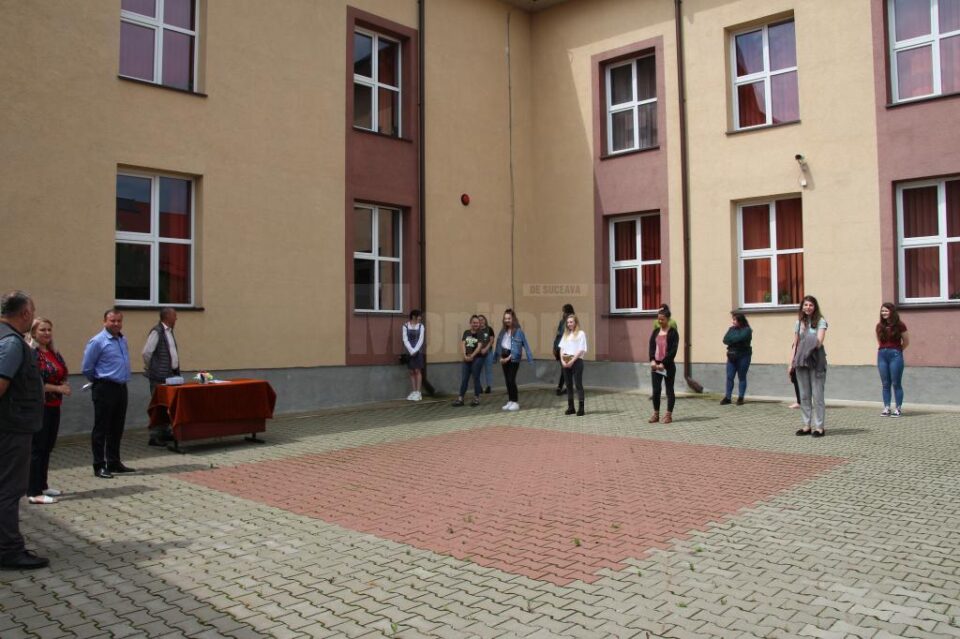 17 elevi de liceu din Liteni cu cele mai mari medii au primit bursele scolare de merit