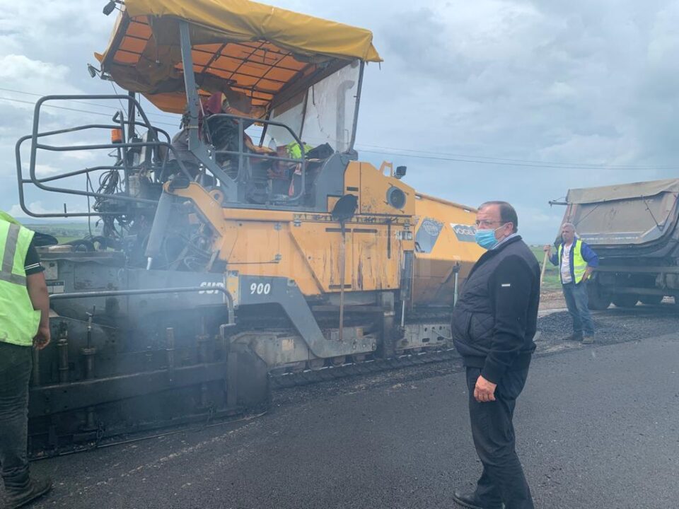Președintele Consiliului Județean Suceava, Gheorghe Flutur, a inspectat, vineri, lucrările de asfaltare care se execută pe DJ 178C