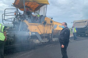 Președintele Consiliului Județean Suceava, Gheorghe Flutur, a inspectat, vineri, lucrările de asfaltare care se execută pe DJ 178C