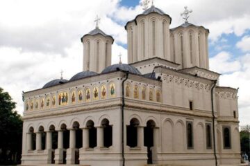 Măsuri noi privind slujbele în interiorul și în exteriorul bisericilor
