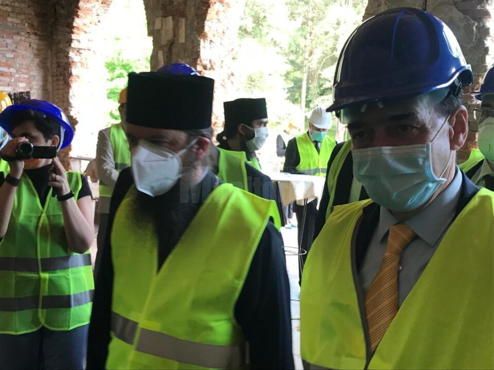 La finalul vizitei Preasfințitul Damaschin i-a făcut lui Orban cadou o traistă bucovineană, în care era un album cu fotografii cu chipuri de oameni din Bucovina