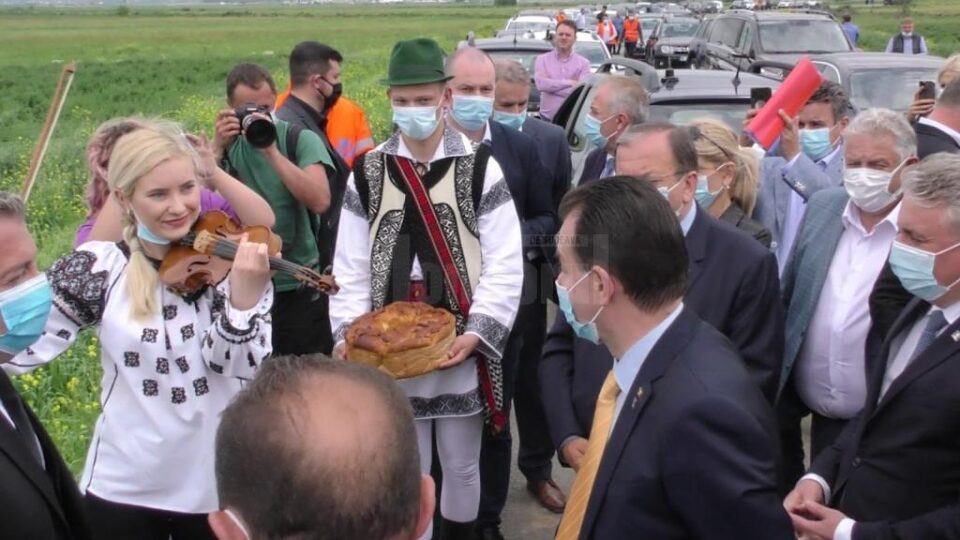Ludovic Orban, primit pe acorduri de vioară pe șoseaua de centură a Rădăuțiului