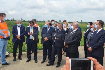Stadiul lucrărilor la această investiție a fost verificat, astăzi, în teren, de premierul României, Ludovic Orban, ministrul transporturilor, Lucian Bode, președintele CJ Suceava, Gheorghe Flutur și alte oficialități 3