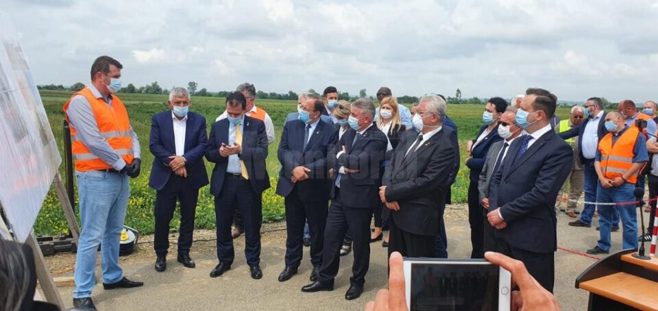 Stadiul lucrărilor la această investiție a fost verificat, astăzi, în teren, de premierul României, Ludovic Orban, ministrul transporturilor, Lucian Bode, președintele CJ Suceava, Gheorghe Flutur și alte oficialități 3