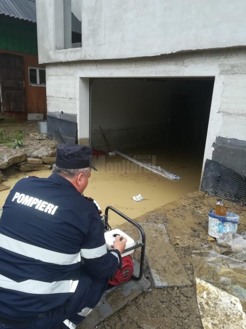 Pompierii au intervenit pentru scoaterea apei din beciuri inundate