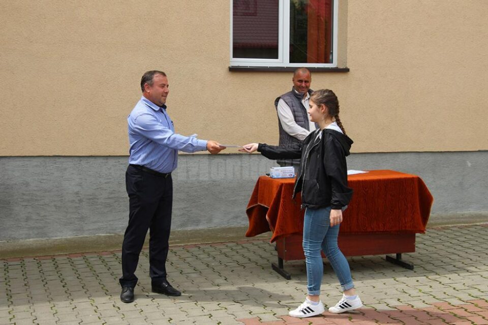 Primarul din Liteni i-a premiat pe liceenii din oraș cu cele mai bune medii