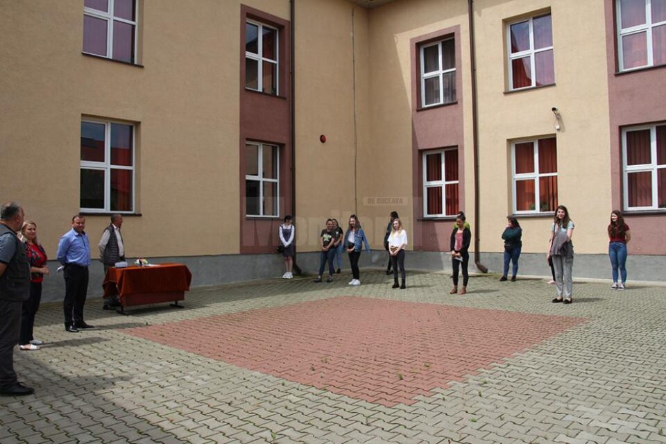 17 elevi de liceu din Liteni cu cele mai mari medii au primit bursele școlare de merit