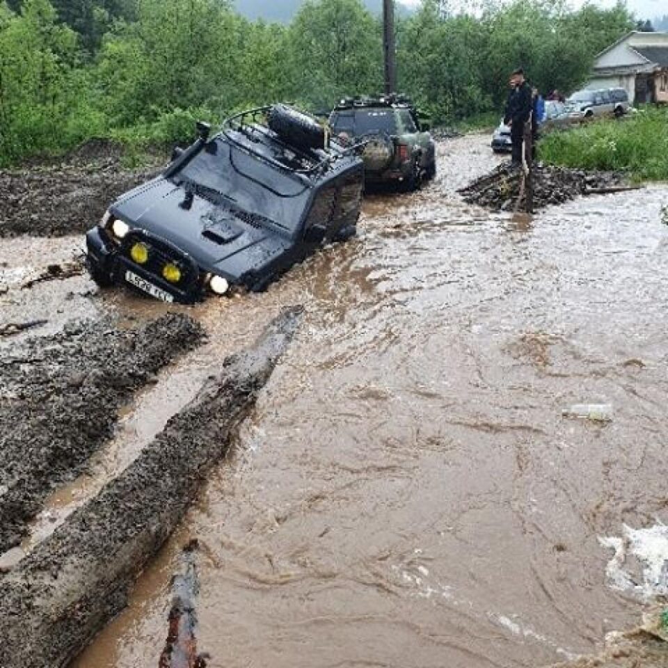 Masina surprinsa de apa pe drumul judetean de pe Valea Brodinei