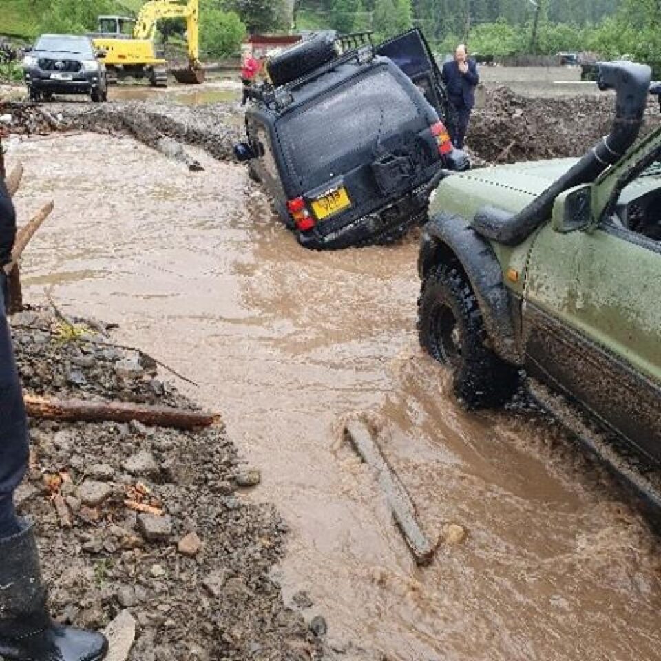 Interventia de salvare a unei masini impotmolite pe Valea Brodinei