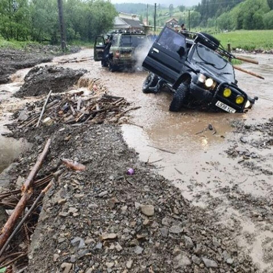 Masini impotmolite din cauza apelor mari care au distrus drumul spre Brodina de Sus Masini impotmolite din cauza apelor mari care au distrus drumul spre Brodina de Sus