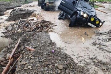 Masini impotmolite din cauza apelor mari care au distrus drumul spre Brodina de Sus