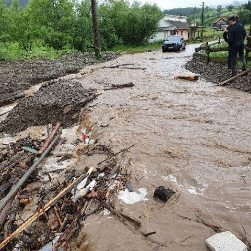 Drumul devenit impracticabil pe Valea Brodinei