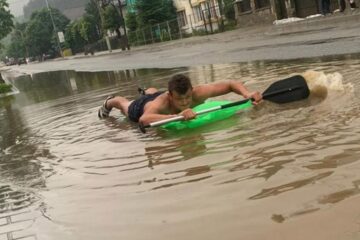 “Rafting” pe stradă, la Vatra Dornei