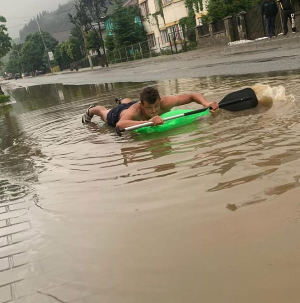 “Rafting” pe stradă, la Vatra Dornei