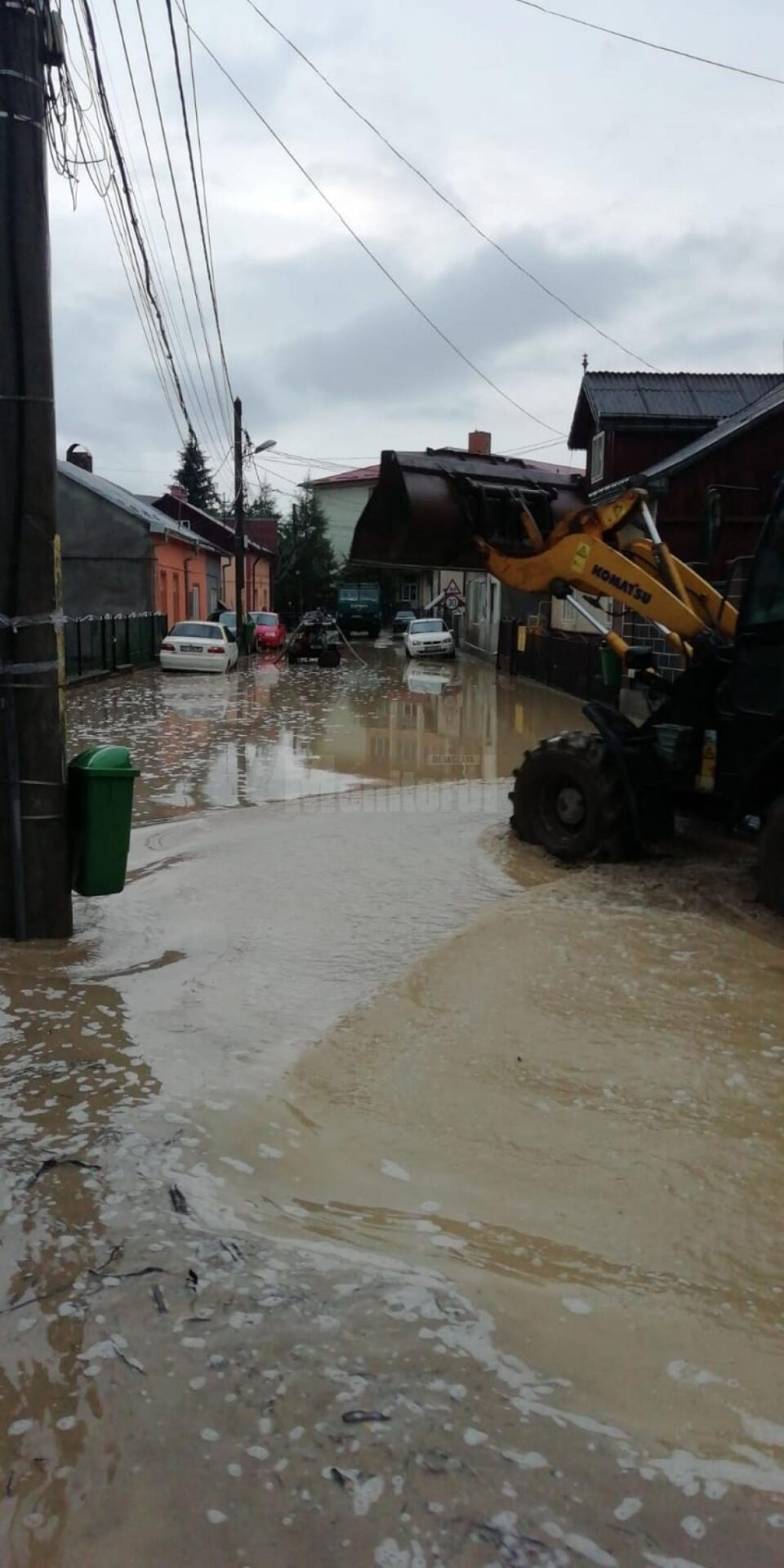 In unele zone s-a actionat cu utilaje, in incercarea de evacuare a apelor