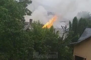 Incendiu izbucnit la acoperișul unei case din Câmpulung Moldovenesc