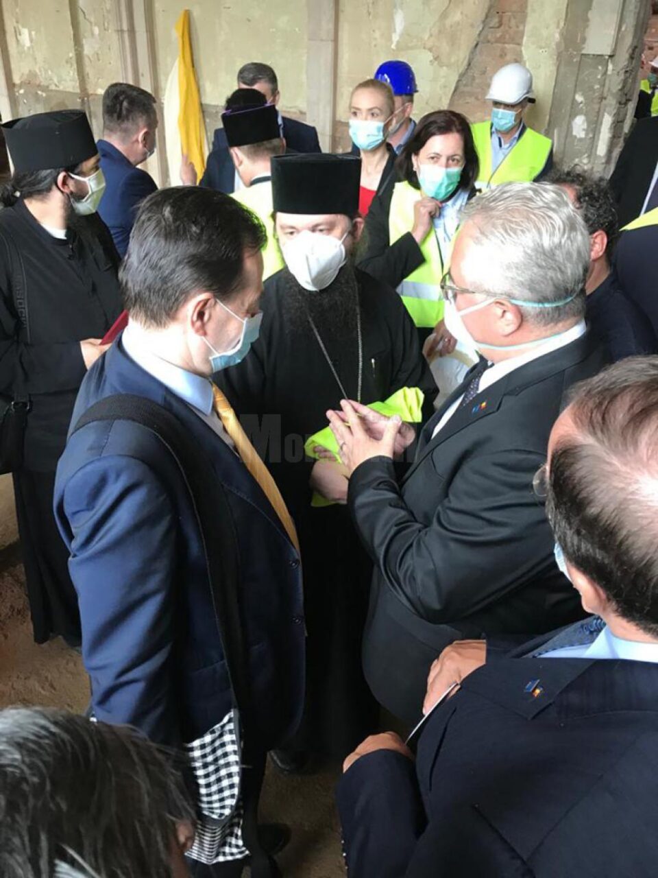 Preasfintitul Damaschin i-a oferit o traista bucovineana premierului Romaniei