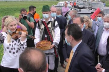 O tânără i-a cântat lui Ludovic Orban un fragment din Balada lui Ciprian Porumbescu, pe centura Rădăuțiului