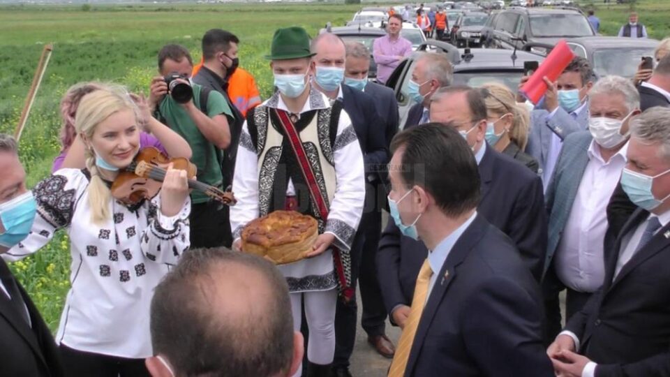O tânără i-a cântat lui Ludovic Orban un fragment din Balada lui Ciprian Porumbescu, pe centura Rădăuțiului O tânără i-a cântat lui Ludovic Orban un fragment din Balada lui Ciprian Porumbescu, pe centura Rădăuțiului