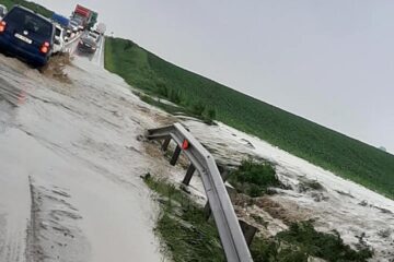 Apele adunate au inundate E 85, duminică după-amiază